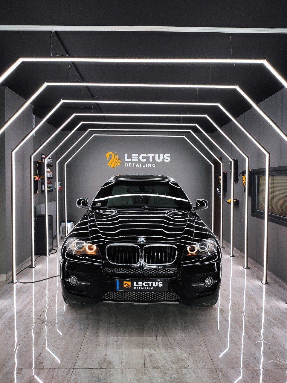 Lectus ışık tünelinde siyah BMW