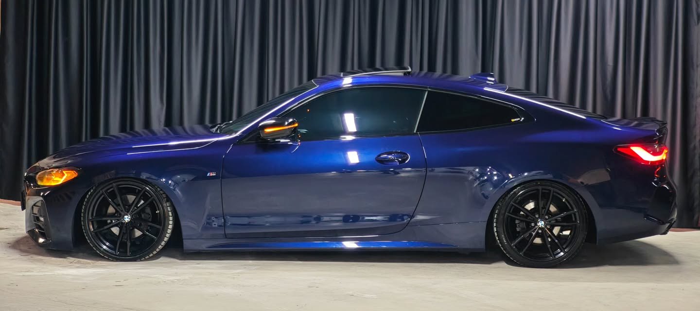 Lacivert BMW coupé