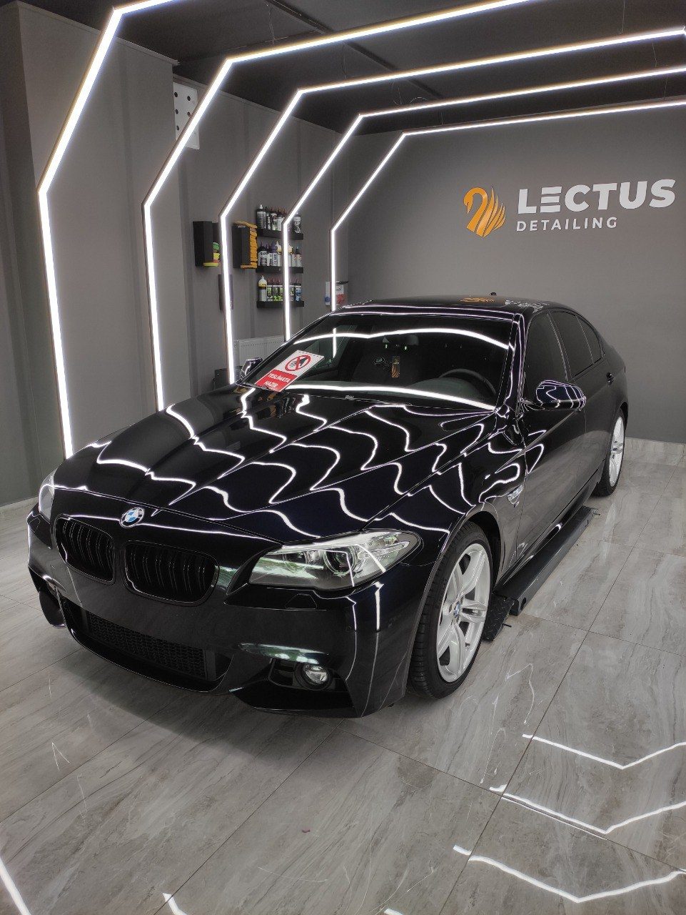 Işık tünelinde siyah BMW