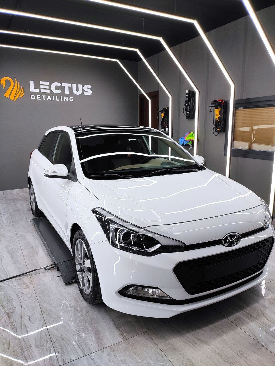 Işık tünelinde beyaz Hyundai i20