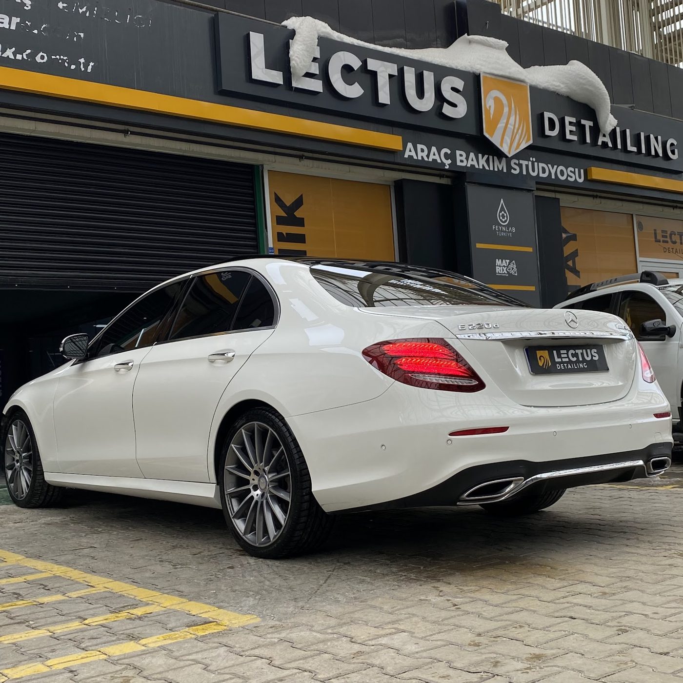 Lectus Detailing önünde beyaz Mercedes E-Serisi